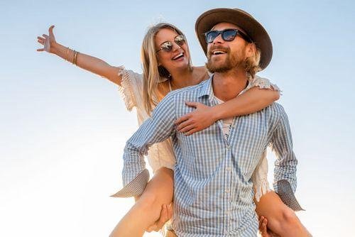 happy-couple-laughing-traveling-summer-by-sea-man-woman-wearing-sunglasses